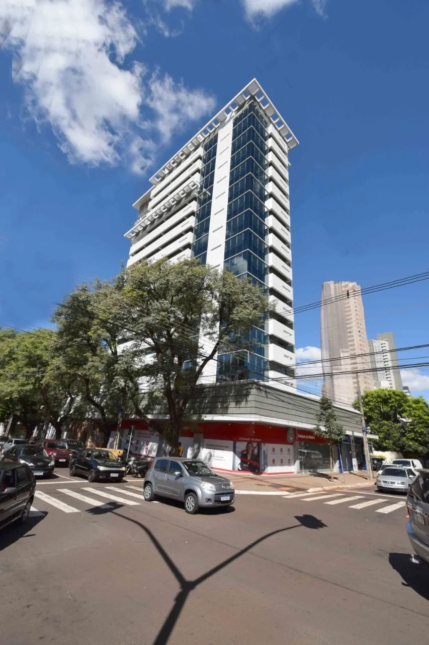 Fachada de esquina do Centro Empresarial Maximum, com a torre inteira