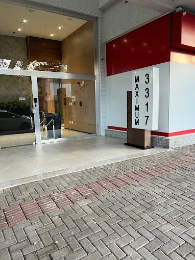 Totem vertical com o número 3317 na entrada do Centro Empresarial Maximum